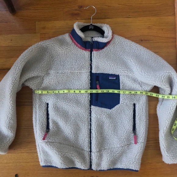 Patagonia Beige Sherpa Fleece Jacket with Navy & Pink Accents - Picture 7 of 9